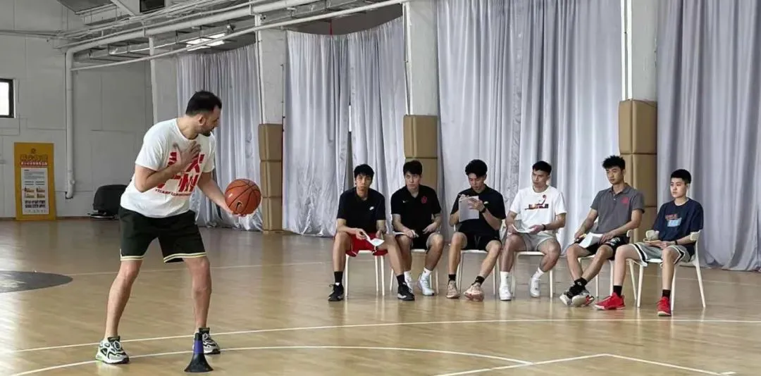 职业球员如何通过联赛提升竞技水平_1